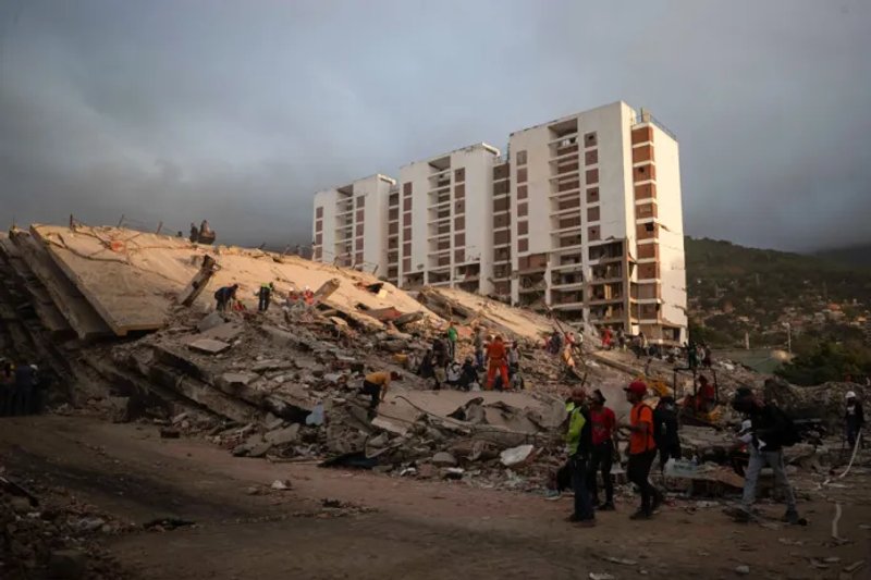 Voluntarios realizan labores de búsqueda de personas desaparecidas este lunes, en La Guaira (Venezuela). Foto La Hora: EFE