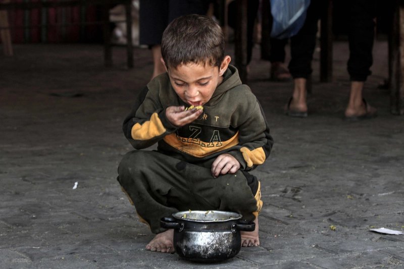 Palestinos desplazados reciben raciones de comida donadas en un comedor social en Khan Yunis, al sur de la Franja de Gaza. Foto AFP / archivo
