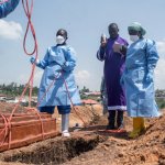 Equipos de la Federación Internacional de Sociedades de la Cruz Roja y de la Media Luna Roja preparan el cementerio de Mbiyo para el entierro del cuerpo de un cuarto huérfano que falleció a causa del virus del Ébola en un orfanato de Bunia, provincia de Ituri. Foto: Afp