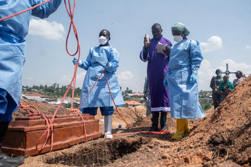 Equipos de la Federación Internacional de Sociedades de la Cruz Roja y de la Media Luna Roja preparan el cementerio de Mbiyo para el entierro del cuerpo de un cuarto huérfano que falleció a causa del virus del Ébola en un orfanato de Bunia, provincia de Ituri. Foto: Afp