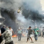 Manifestantes se enfrentaron a policías durante un operativo para despejar un bloqueo vial en San Julián, en Santa Cruz, el 6 de junio de 2026. Foto Afp