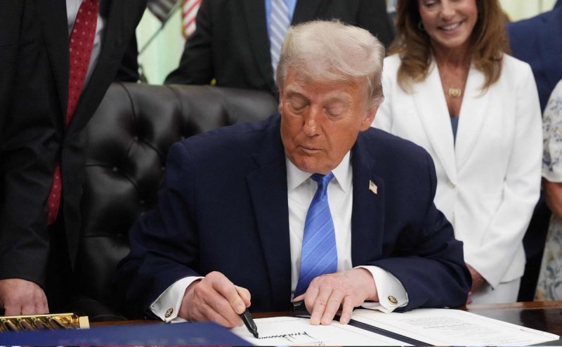 El presidente Donald Trump firma la "Secure America Act" en la Oficina Oval, el 10 de junio de 2026. La ley destina 38 mil millones de dólares al ICE y 26 mil millones a la Patrulla Fronteriza. Foto: AFP