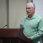 Esta fotografía, distribuida por la Presidencia cubana, muestra al presidente de Cuba, Miguel Díaz-Canel, pronunciando un discurso durante la reunión del Partido Comunista en La Habana el 17 de junio de 2026. Foto Afp