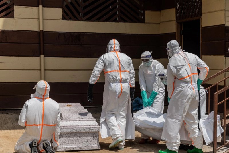 Personal sanitario atiende la emergencia por ébola en una clínica en República Democrática del Congo, el 12 de junio de 2026. Foto Ap