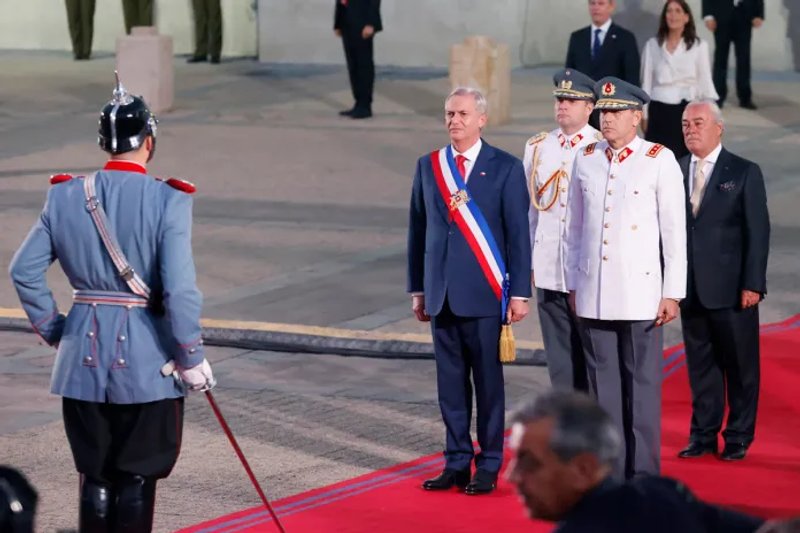 Fotografía del 11 de marzo de 2026 del presidente de Chile, José Antonio Kast (c), durante el cambio de mando presidencial, en Santiago (Chile). Foto La Hora: EFE