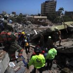 Equipos de rescate y voluntarios buscan sobrevivientes entre los escombros en La Guaira, tras los sismos, el 1 de julio de 2026. Foto Alfredo Domínguez