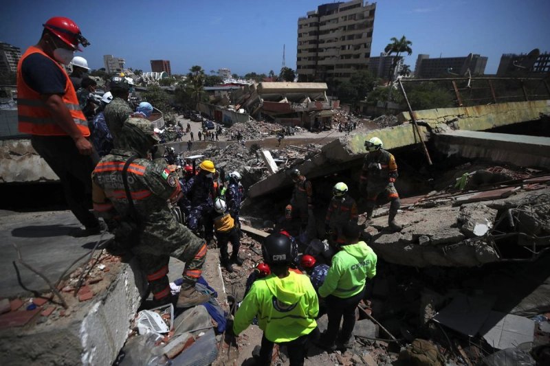 Equipos de rescate y voluntarios buscan sobrevivientes entre los escombros en La Guaira, tras los sismos, el 1 de julio de 2026. Foto Alfredo Domínguez