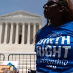 Activistas por lo derechos migrantes se manifiestan frente a la sede de la Corte Suprema en el Capitolio, en Washington, el 30 de junio de 2026. Foto Ap