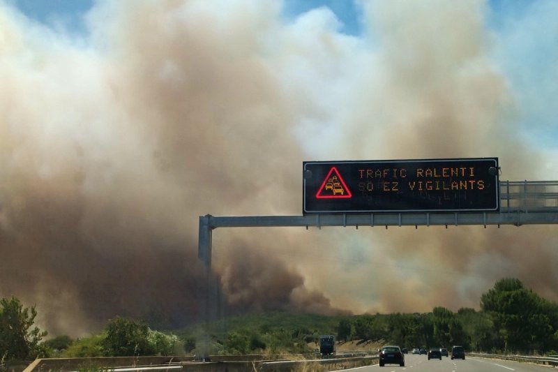 En la autopista A9, se muestra el humo que se eleva de un incendio forestal en las inmediaciones de Ledenon, cerca de Nimes, en el sureste de Francia, el 5 de julio de 2026. Foto Afp