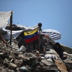 A una semana del doble terremoto que devastó la nación bolivariana, el gobierno reportó un acumulado de 2 mil 295 muertos, 11 mil 267 heridos y 12 mil 841 damnificados, por lo que decretó siete días de luto nacional, al tiempo que han surgido voces que denuncian la tardía respuesta del Estado ante la tragedia. Foto Alfredo Domínguez