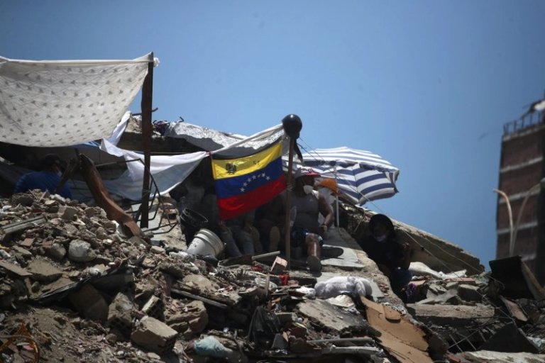 Venezuela: suman 6 mil 461 rescatados de entre los escombros