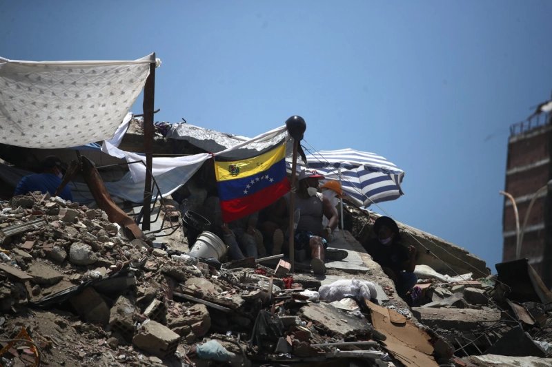 A una semana del doble terremoto que devastó la nación bolivariana, el gobierno reportó un acumulado de 2 mil 295 muertos, 11 mil 267 heridos y 12 mil 841 damnificados, por lo que decretó siete días de luto nacional, al tiempo que han surgido voces que denuncian la tardía respuesta del Estado ante la tragedia. Foto Alfredo Domínguez