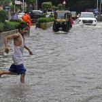 Un niño en una calle inundada en Mumbai, India, 4 de julio del 2026 Ashish Vaishnav/SOPA Images/LightRocket via Getty Images