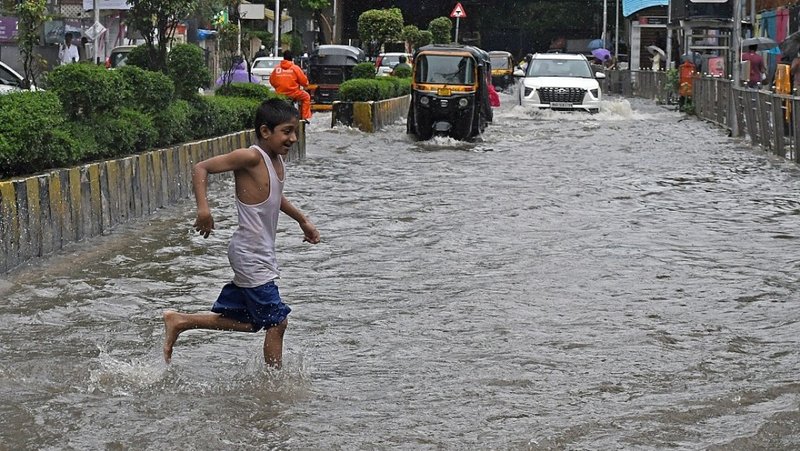 Un niño en una calle inundada en Mumbai, India, 4 de julio del 2026 Ashish Vaishnav/SOPA Images/LightRocket via Getty Images