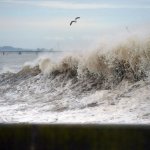 El frente climático avanzó desde el sur hasta el desierto de Atacama con precipitaciones récord, olas de 12 metros y vientos de hasta 180 kilómetros por hora, en un país que aún enfrenta los efectos de una prolongada sequía. Foto Afp