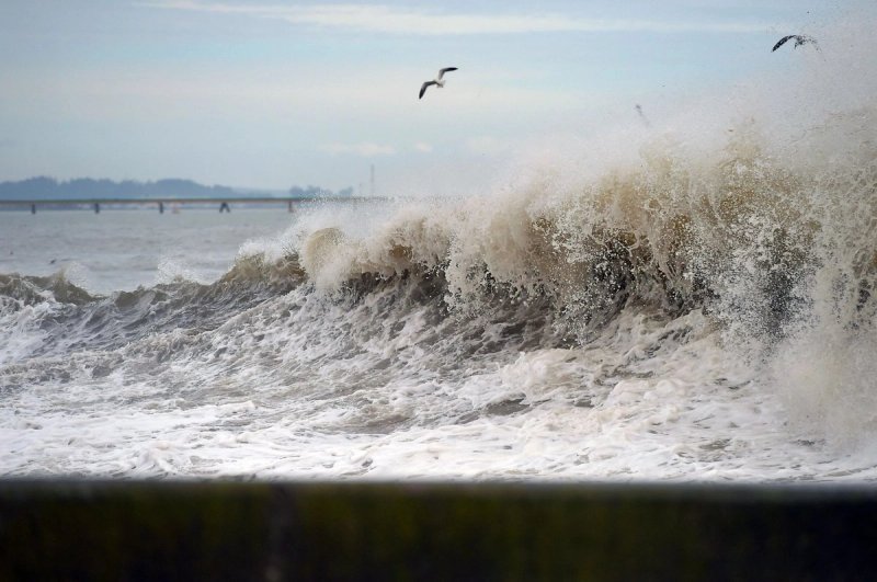 El frente climático avanzó desde el sur hasta el desierto de Atacama con precipitaciones récord, olas de 12 metros y vientos de hasta 180 kilómetros por hora, en un país que aún enfrenta los efectos de una prolongada sequía. Foto Afp