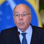 Brasil alerta que designación de organizaciones criminales como terroristas por EU pone en riesgo su soberanía El ministro de Relaciones Exteriores de Brasil, Mauro Vieira, interviene durante una declaración junto al ministro de Relaciones Exteriores de Alemania, Johann Wadephull (fuera de plano), en el Palacio de Itamaraty en Brasilia. Foto: Afp