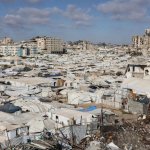 Tiendas de campañas ocupadas por palestinos desplazados se extienden cerca del campamento de refugiados de al-Shati, en la ciudad de Gaza, el 1° de julio de 2026. Foto Afp