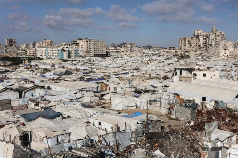 Tiendas de campañas ocupadas por palestinos desplazados se extienden cerca del campamento de refugiados de al-Shati, en la ciudad de Gaza, el 1° de julio de 2026. Foto Afp