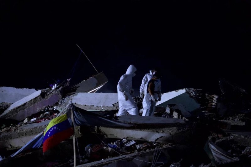 Brigadistas durante labores de rescate tras los sismos en Venezuela, el 3 de julio de 2026. Foto Alfredo Domínguez