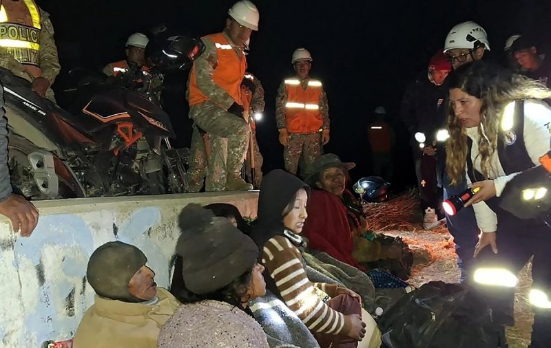 Socorristas asisten a los habitantes de las afueras de Huancayo, a unos 300 km al este de Lima, en el departamento de Junín, tras el sismo de magnitud 5.5, el 19 de julio de 2026. Foto Afp