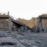 Se observa un puente gravemente dañado por un ataque estadunidense en la carretera que conecta Roudan y Bandar Abbas, en el sur de Irán, el 18 de julio de 2026. Foto: Afp