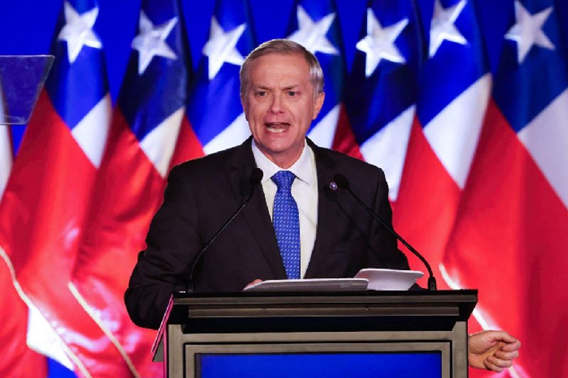 El presidente chileno José Antonio Kast durante su campaña en 2025. En sus primeros cuatro meses de gobierno ha retirado más de 40 decretos ambientales (Image: SOPA Images / Alamy)