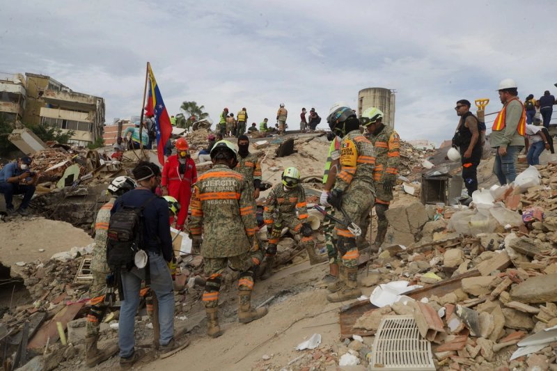 Elementos del Ejército mexicano realizan labores de búsqueda de sobrevivientes en La Guaira, el 3 de julio de 2026. Foto Alfredo Domínguez
