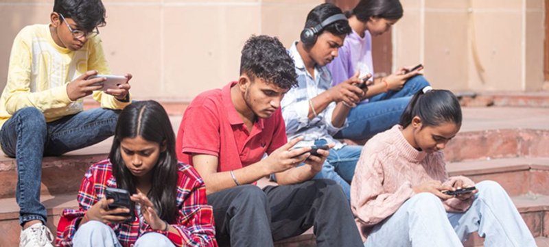 © UNICEF/Priyanka Parashar Los jóvenes de Delhi, en la India, utilizan sus teléfonos inteligentes.