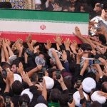 Ayer se celebró una procesión con el ataud del asesinado líder supremo iraní, Ali Jamenei, en la ciudad iraquí de Najaf, como parte de su funeral. Foto Afp