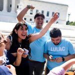Simpatizantes de partidarios de la ciudadanía por nacimiento celebran después de que la Corte Suprema de Estados Unidos rechazara la orden ejecutiva del presidente estadounidense Donald Trump que intentaba revertir ese derecho en Washington (EE.UU.). EFE/EPA/JIM LO SCALZO