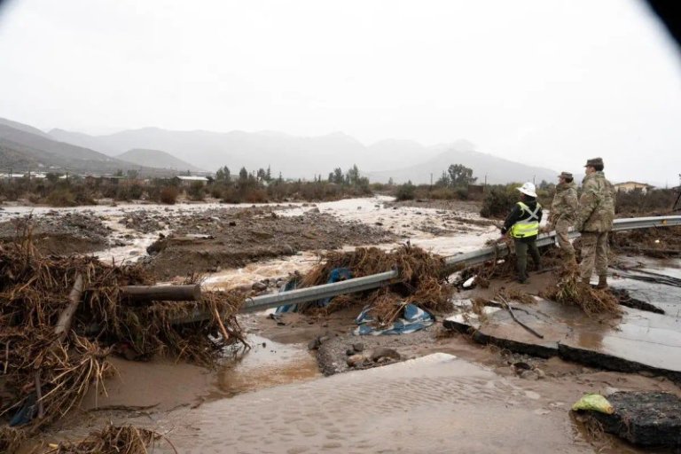 “Una catástrofe comparable con un terremoto”, las inundaciones en el norte de Chile, dice ministro