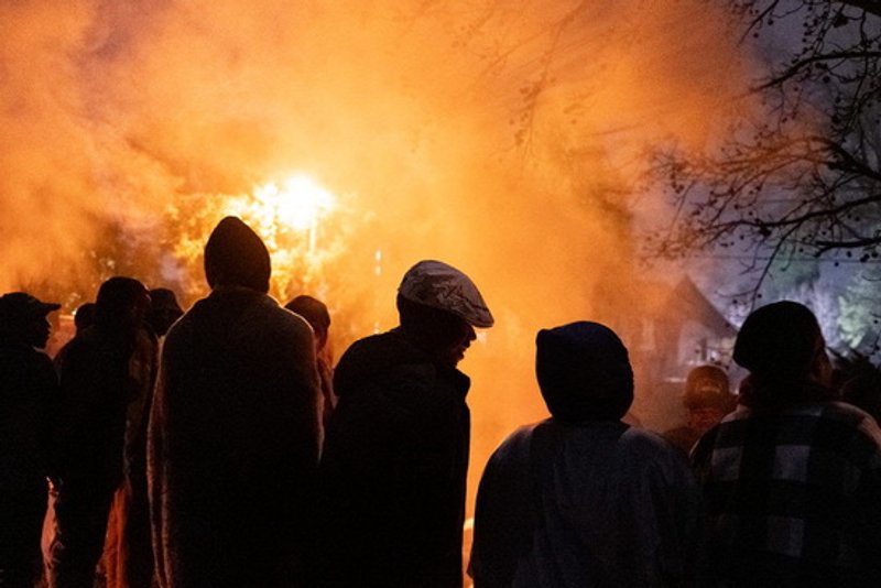 Fuentes: MSF [Foto: El 30 de junio decenas de miles de personas se vieron obligadas a huir y abandonar sus hogares, buscando refugio en parques, iglesias y consulados. TADEU ANDRE/MSF]